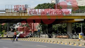 Lipsesc fanii rapidiști la barajul cu Chiajna? "Vrem în A, dar NU așa!" FOTO Bannerele afișate de suporterii giuleșteni