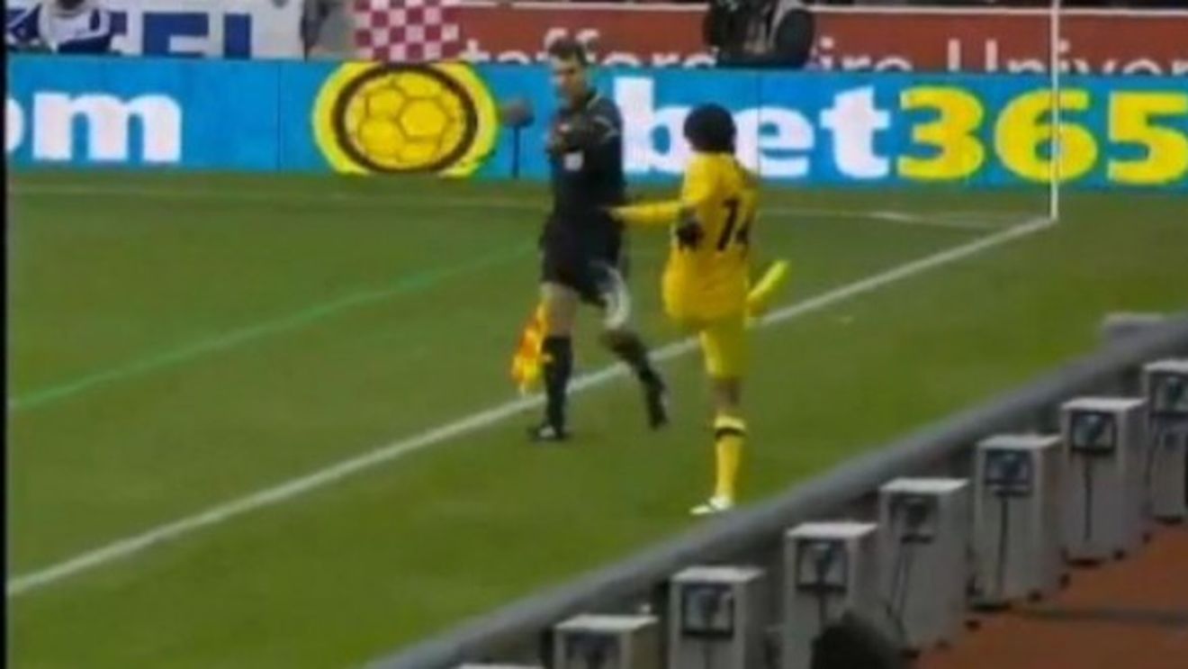 VIDEO El e urmașul lui Ferguson!** Un jucător israelian și-a vărsat nervii pe un tușier!