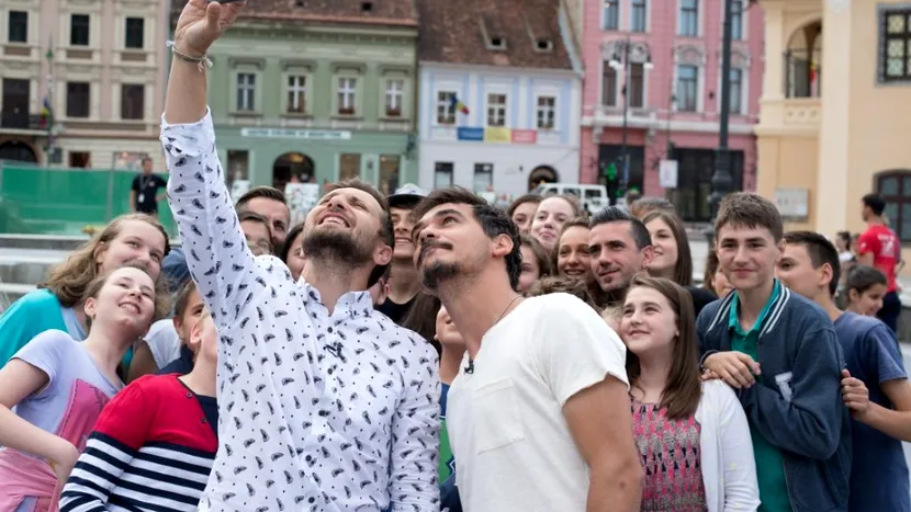 Prezentatorii Răzvan Simion  și Dani Oțil deschid în forță cel de-al zecelea sezon ”X Factor”