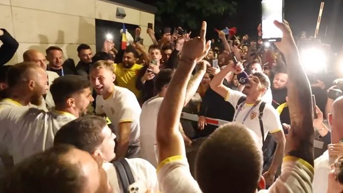 Imagini fabuloase cu petrecerea tricolorilor, după calificarea în optimile EURO! Fotbaliştii României, primiți ca nişte eroi la Wurzburg: muzică şi artificii!