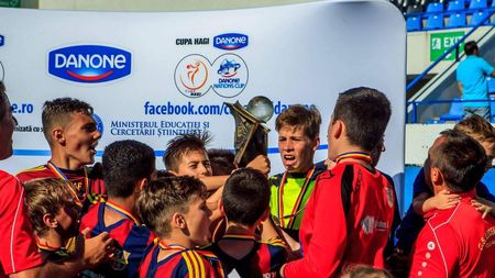 FOTO | Surprizele au început pe aeroport pentru micii campioni: Simona Halep, fotografie inedită alături de naționala U12 a României care participă la Mondialul din New York