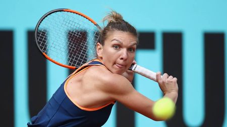Sub amenințarea descalificării. După "șocul" dat de Cahill, Simona putea încasa o nouă lecție despre ce nu se face pe terenul de tenis. Halep a lovit din greșeală cu racheta un copil de mingi