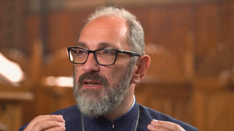 EXTRA Cu ce echipă de fotbal ține Părintele Necula și cel mai frumos compliment pentru Gică Hagi: „Cu ce să îl înlocuiești în ochii unui copil?”