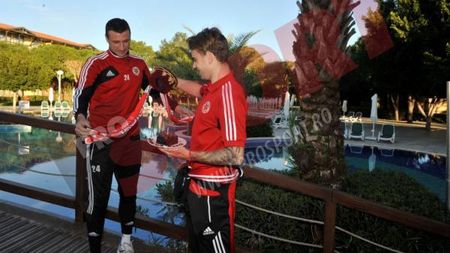 FOTO: De ziua sa, Eric Bicfalvi a primit un cadou "ciudat" de la un dinamovist:** "Pentru mine contează că mi l-a dăruit un prieten"