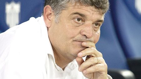 Andone își amenință jucătorii cu amenzi