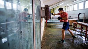 FOTO | În așteptarea medaliilor de aur la box. "Laboratorul" în care se naște performanța este o ruină. Componenți ai lotului de juniori pășesc zilnic în sala din Sibiu