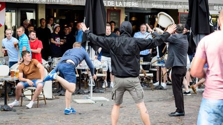 Au sosit pedepsele după "măcelul" de la EURO. Trei suporteri ruși au fost condamnați la închisoare cu executare. Cât vor sta în spatele gratiilor