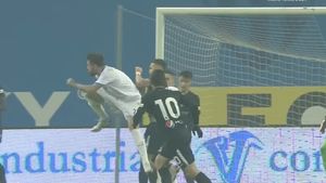 Paul Papp a spart gheața și ghinionul la Universitatea Craiova! Fostul fundaș al FCSB, gol spectaculos cu Viitorul | FOTO & VIDEO