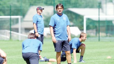 Dan Petrescu îi amenință "tronul" lui Marius Lăcătuș!