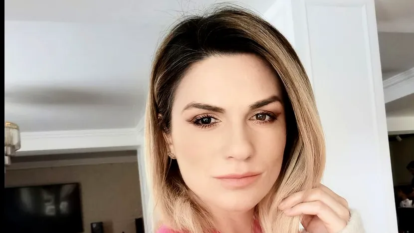 FOTO/ Cum arată Ellie White în costum de baie. Are o siluetă de invidiat!