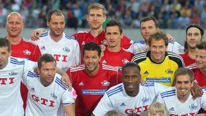 "Elicopterul" lui Per! VIDEO Drogba, "ridiculizat" la meciul de retragere al lui Ballack! 