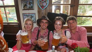 Bayern a participat la Oktoberfest FOTO: Guardiola, așa cum nu l-ai mai văzut. Iubita lui Schweinsteiger a atras toate privirile