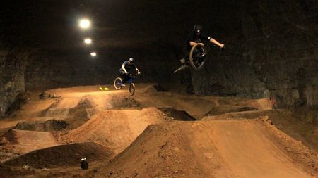Acrobație pe două roți într-o mină de calcar. Primul parc subteran pentru bicicliștii iubitori de adrenalină | VIDEO