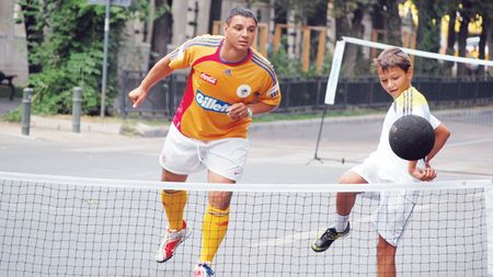 "Vă cam mușcă mingea!"