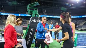 Când pierde la tenis e un car de nervi! Azi, nu s-a băgat la joc, dar a mers la echipa de Fed Cup cu un talisman. Ce au primit Sorana Cîrstea și Irina Begu de la Dan Petrescu 