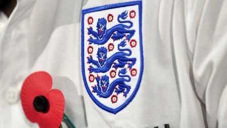 Simbolul păcii a devenit simbolul urii. Tradiția de 100 de ani interzisă de FIFA pentru că are implicații politice. Forul mondial nu îi lasă pe britanici să-și onoreze morții și amenință cu depunctarea
