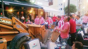 Noapte nebună înaintea finalei FANTASTICE:** "Bucarest e senzațional" Spaniolii au petrecut până dimineața: nu au fost alungați nici de excavatorul chemat să strângă gunoiul