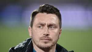 Ilie Poenaru, scandal uriaș după meciul cu Viitorul. S-a luat de arbitrul partidei: „Jucăm 11 contra 14!”. Mesajul pentru jucătorii săi | VIDEO