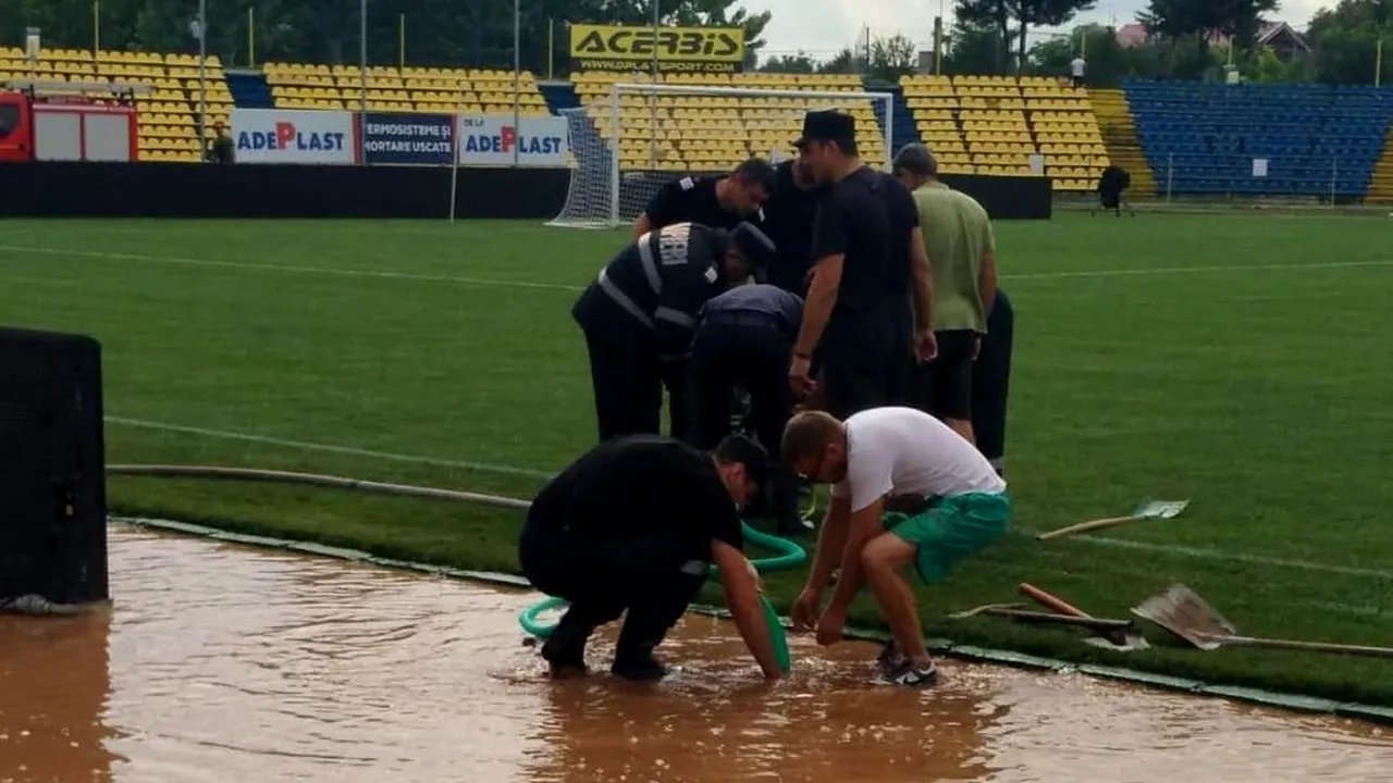 A venit Dunărea la Călărași? :) GALERIE FOTO | Potop înainte de meciul cu CFR: au venit pompierii! Cum arăta gazonul