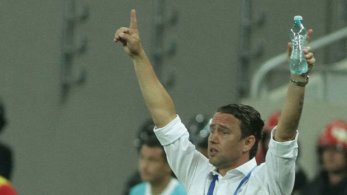 În minutul 37, Reghecampf i-a chemat la margine pe Popa și Georgievski! Ce le-a transmis s-a văzut imediat pe teren