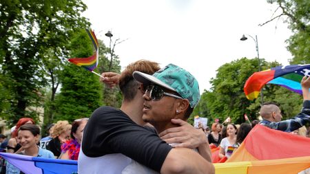 FOTO | Un stelist susține public căsătoriile între persoanele de același sex. Ce poză a publicat în ziua în care SUA a legalizat căsătoria în cuplurile gay