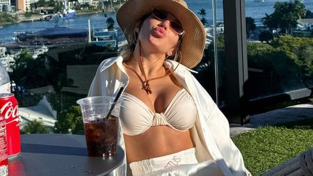 Iubita sexy a lui Horațiu Moldovan a comis o gafă uluitoare! A confundat „casa” lui Atletico Madrid cu cea a rivalei de moarte Real Madrid, iar comentariile ironice pentru frumoasa blondă au curs. GALERIE FOTO