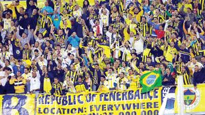 Modul inedit prin care o fostă vedetă a lui Fenerbahce s-a „infiltrat" la derby-ul cu Galatasaray | FOTO