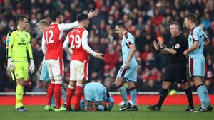 VIDEO | Nebunie pe Emirates! Arsenal avea 1-0 în minutul 90+3 cu Burnley, dar ce a urmat e ireal. Final de foc, cu Wenger eliminat, două penalty-uri în prelungiri și o "scăriță" care ține în viață șansele la titlu