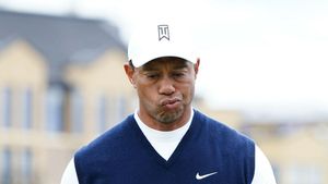 Tiger Woods a dat din nou de belea: fosta iubită, care îi era și angajată, îl acuză pe jucător că a obligat-o să semneze un contract de confidențialitate despre viața lor intimă pentru a nu fi dată afară!