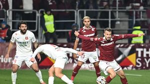 Fază horror la Rapid - Hermannstadt: fotbalistul a văzut imediat „roșu” după ce și-a atacat brutal adversarul și a riscat să îl bage în spital! Comentatorii au înnebunit: „Câtă minte să ai să intri așa?”
