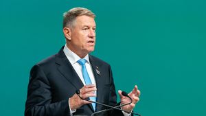 Klaus Iohannis a fost șeful unui club de fotbal, care a vrut să promoveze în Liga 1! Au trecut douăzeci de ani de la povestea știută de puțini despre președintele României, care a plecat scârbit din sportul condus de Mircea Sandu și Mitică Dragomir