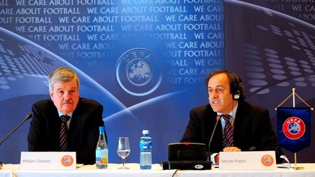 UEFA consideră "pozitiv" experimentul cu cinci arbitri