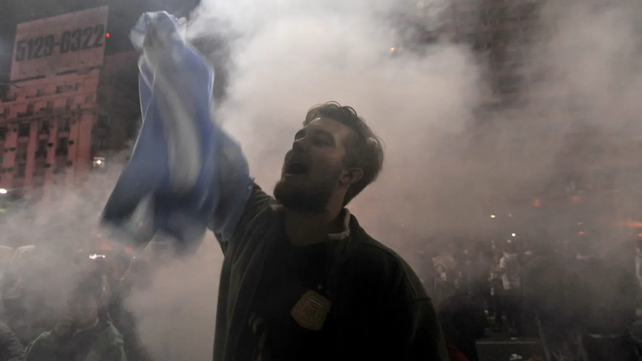 Golul lui Goetze a declanșant haosul pe străzile din Buenos Aires: 20 de fani au fost răniți, poliția argentiniană a efectuat 60 de arestări în urma luptelor de stradă