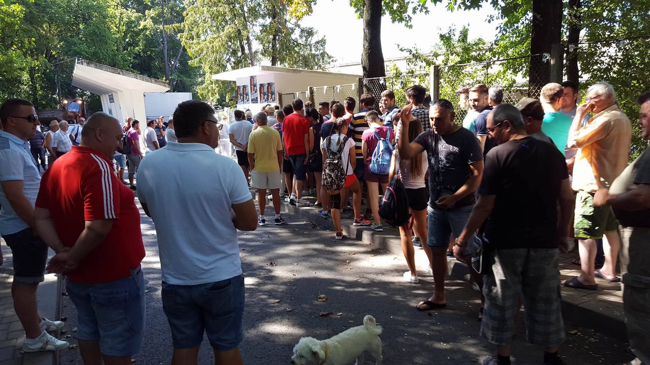 FOTO | Interes uriaș pentru meciul cu Hajduk! Cozi la bilete la stadionul din Iași