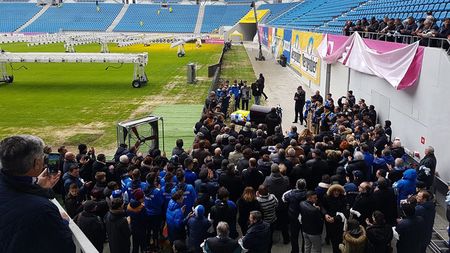 "Fundașul de fier ne apără acum din cer". FOTO | Nicolae Tilihoi a fost condus pe ultimul drum. Fanii olteni i-au cântat la despărțire fostului component al Craiovei Maxima imnul Universității