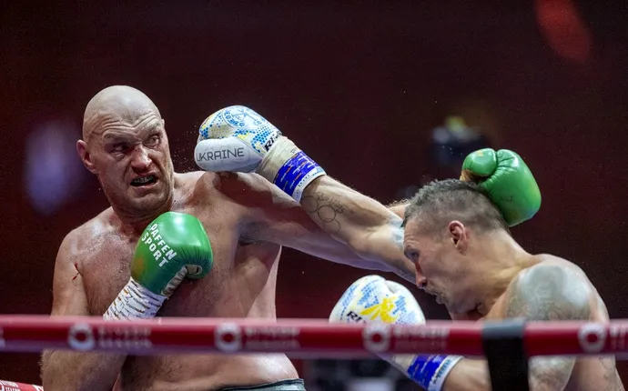 Oleksandr Usyk l-a învins pe Tyson Fury și e campionul absolut la categoria grea! Cum l-a doborât pe adversar