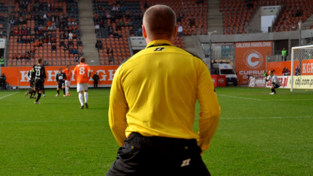 VIDEO EPIC | Un arbitru a reușit golul anului 2015. Ce execuție incredibilă a avut