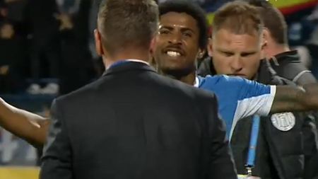 Imagini incredibile la Iași: "Gata, s-a terminat!" Jucătorul de la CSM Poli care și-a anunțat plecarea imediat cum a fost schimbat de Stoican. FOTO | Gestul rar întâlnit pe terenul de fotbal