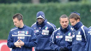 Balotelli, în mijlocul unui scandal rasist!** Război intern la Milan: "Haideți să-l vedem jucând pe negrul familiei! Și fetele sunt invitate"