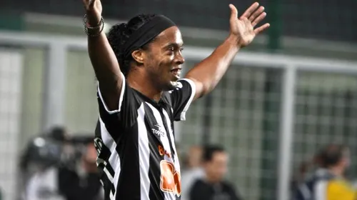 „Dințosul” s-a  întors! Gol fabulos al lui Ronaldinho într-un meci demonstrativ. VIDEO