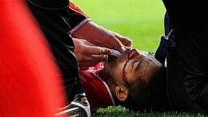 Un fotbalist din Tunisia, aproape omorât de o piatră aruncată din tribune