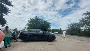 Surpriză mare pentru Adrian Mititelu! Bolizii s-au aliniat la penitenciar în așteptarea omului de afaceri. Ce o să vadă patronul lui FC U Craiova când va ieși din închisoare | FOTO