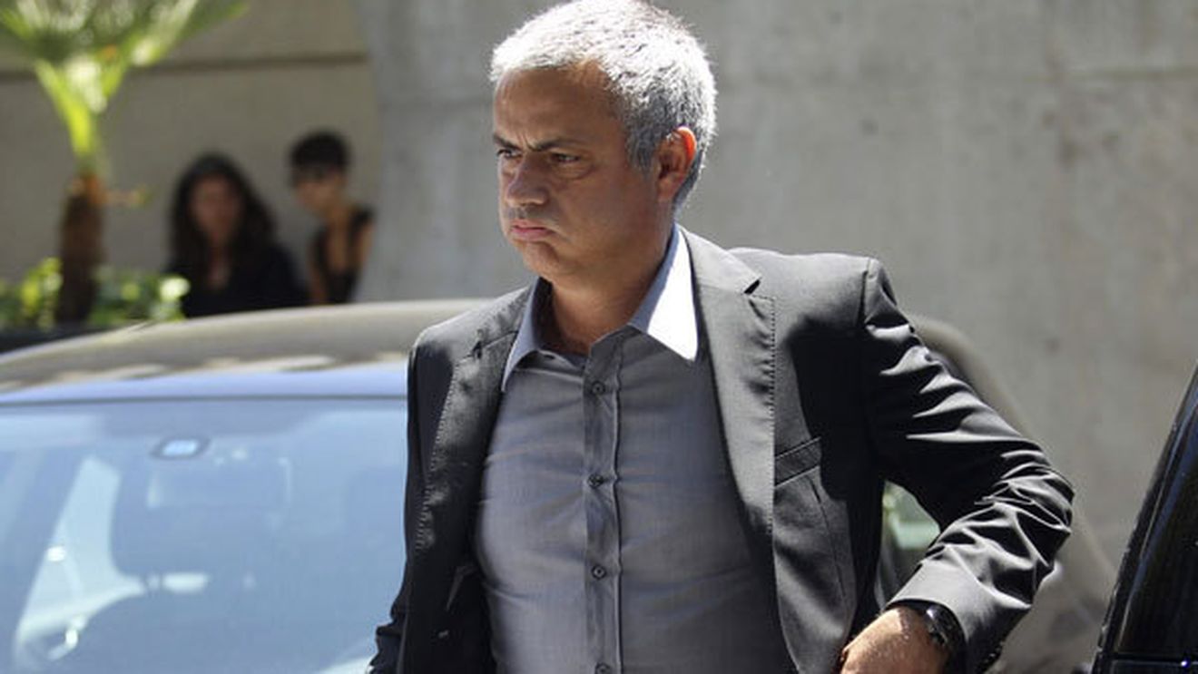 I-a dat peste mână lui "Mou"!** Fotbalistul care se joacă de-a Muntele și Mahomed cu Mourinho: "Dacă vrei să lucrăm amândoi, vino tu la echipa mea!"