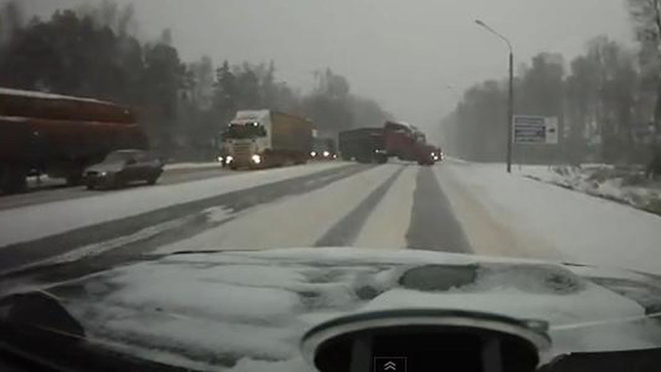 INCREDIBIL!** A evitat accidentul în ultima clipă cu o manevră de SENZAȚIE