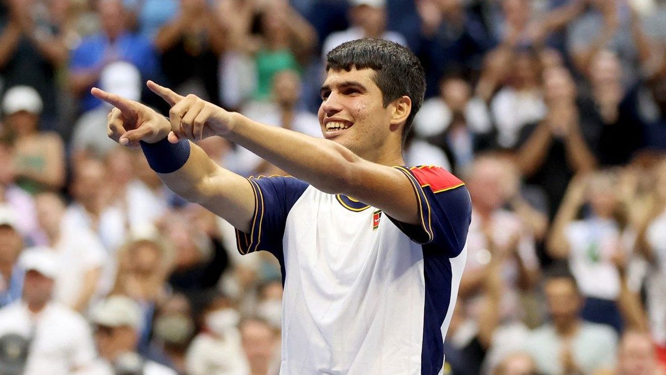 Cine este Carlos Alcaraz, adolescentul minune care l-a eliminat pe Stefanos Tsitsipas la US Open. Mulți îl consideră urmașul lui Rafael Nadal