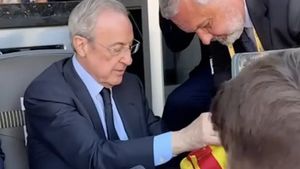 Cum a reacționat Florentino Perez când un fan i-a dat un tricou al Barcelonei să-l semneze