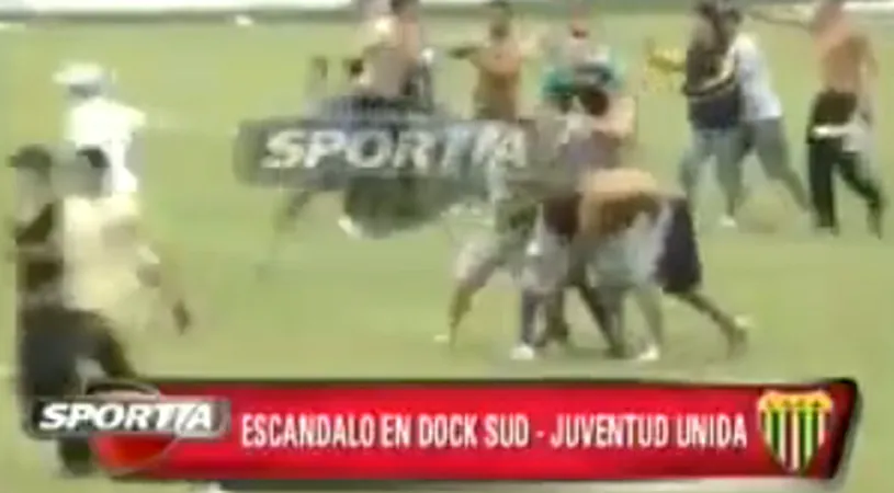 VIDEO** Cea mai urâtă invazie pe un teren de fotbal! Jucătorii au fost alergați și dezbrăcați de suporterii furioși