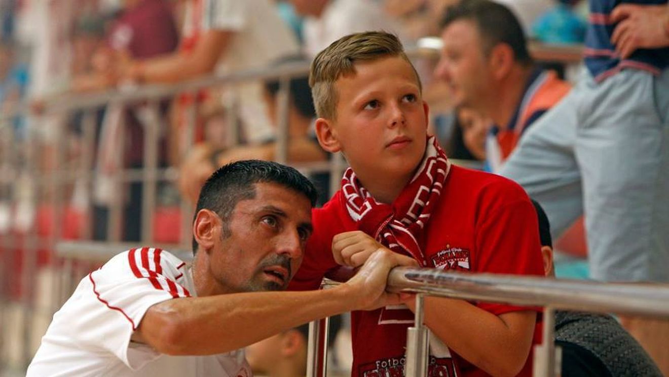 Gest superb al lui Dinamo în ultimele clipe ale Rapidului. Marile rivale s-au întâlnit într-un meci al legendelor: "Pumnii strânși până la ultima suflare, pasiunea pentru fotbal nu moare"