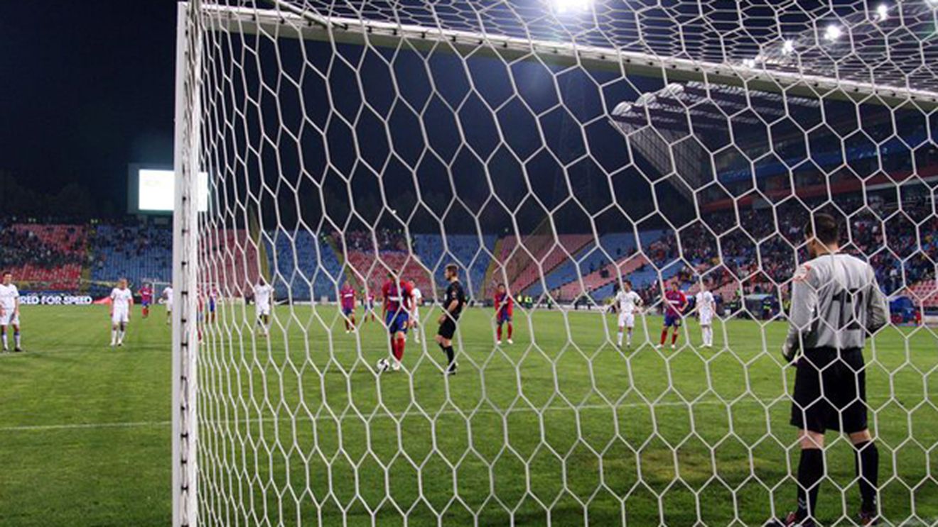 SENZAȚIONAL! El e stelistul care era să-și OMOARE un fan 'din gleznă'!** "Era parior înrăit și m-a rugat să..."