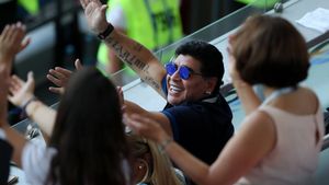FOTO & VIDEO | Maradona, din nou în prim-plan la meciul Argentinei! Cum a fost surprins "El Pibe d'Oro" imediat după 'racheta' cu care Di Maria a readus "Pumele" în meci, contra Franței